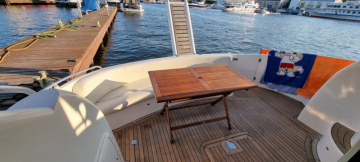 Аренда моторной яхты Sunseeker 44 в Москве - стол на корме